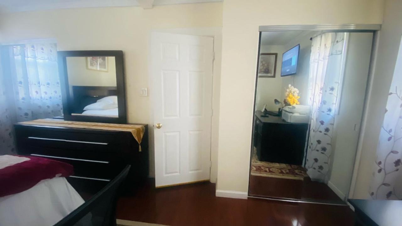 Minutes From Jfk, Beautiful Home With Peaceful, Cosy, Private Room New York Exterior photo